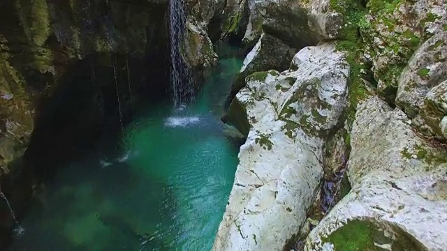 航拍:在美丽狭窄的峡谷中飞行，峡谷中有河流和瀑布视频素材