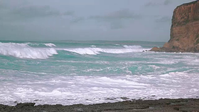 汹涌的海浪拍打着海岸视频素材