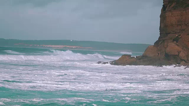 汹涌的海浪拍打着海岸视频素材