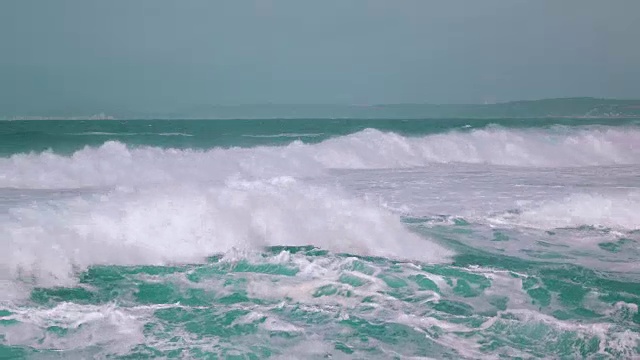 汹涌的海浪拍打着海岸视频素材