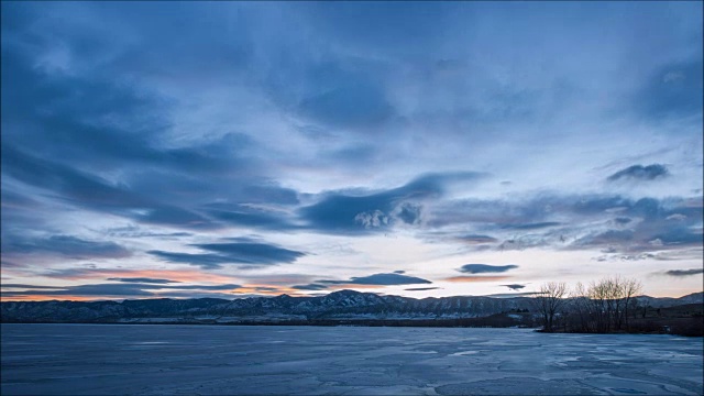 冰雪山湖的日落视频素材