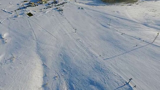 滑雪场和跑步滑雪缆车。视频素材