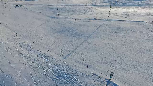 滑雪场和跑步滑雪缆车。视频素材