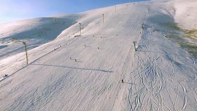 滑雪场和跑步滑雪缆车。视频素材