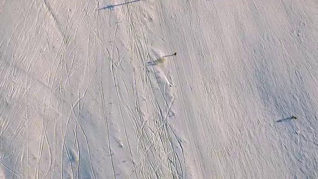 滑雪场和跑步滑雪缆车。视频素材