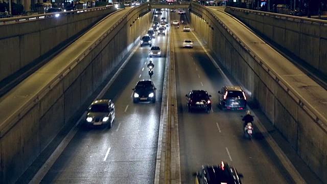 巴塞罗那的夜间交通场景。视频素材