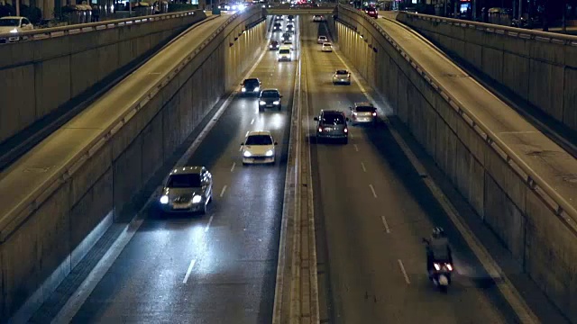 巴塞罗那的夜间交通场景。时间流逝视频素材