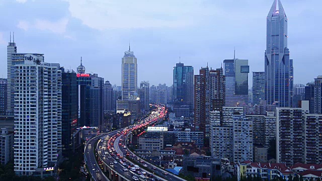 与现代城市天际线的高架道路交汇处的时间流逝视频素材