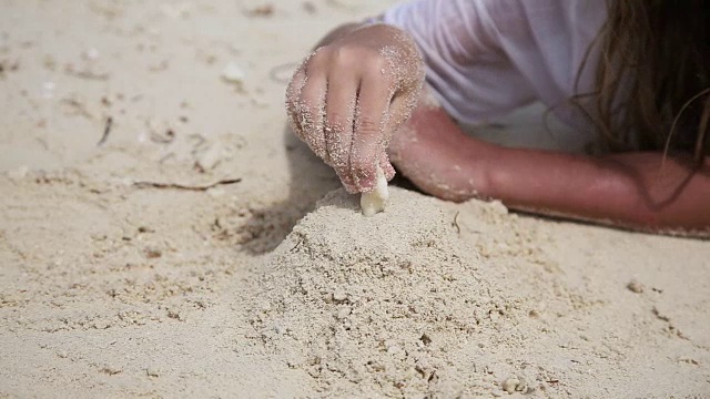 夏天，快乐的孩子在沙滩上玩沙子视频素材