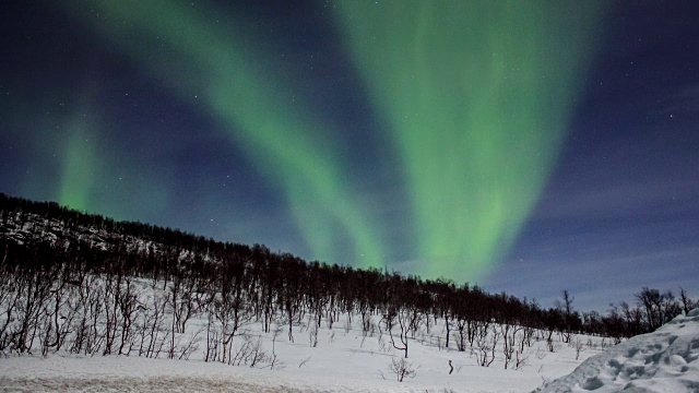 雪山上空的北极光视频下载