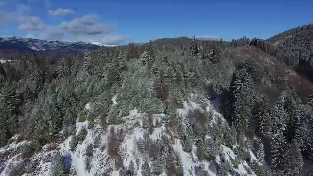 冬天的山村，快速飞过视频素材