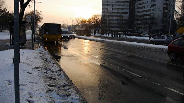 贝尔格莱德和塞尔维亚高速公路上的交通状况视频素材