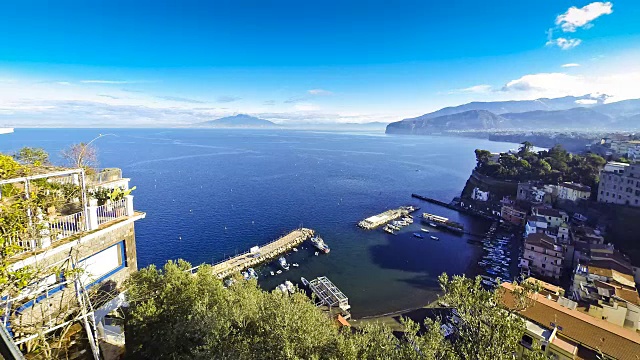 风景如画的索伦托海岸线，那不勒斯湾和维苏威火山视频素材