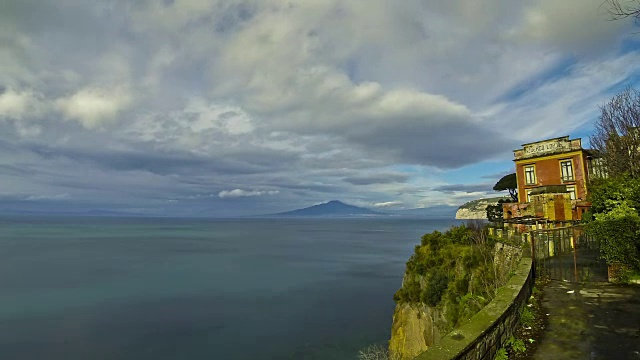 索伦托海岸线，那不勒斯湾和维苏威火山视频素材