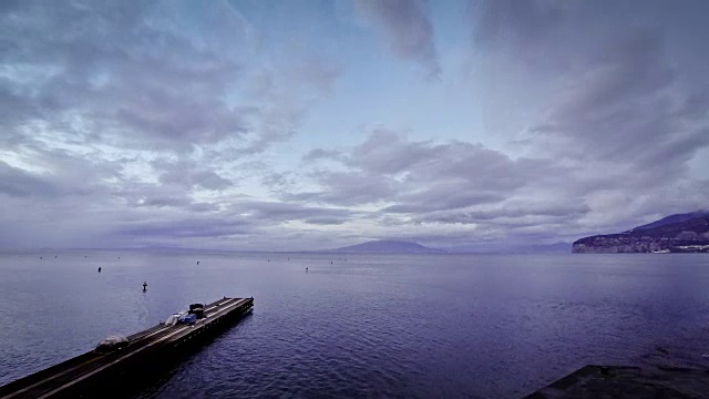 意大利的索伦托海岸线，那不勒斯湾和维苏威火山的夜景视频素材