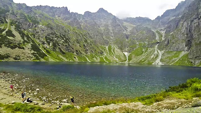 风景如画的黑湖下面的雷西山(波兰:Czarny Staw pod Rysami)在塔特拉山，波兰视频素材