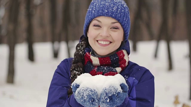 快乐的女人吹雪视频素材