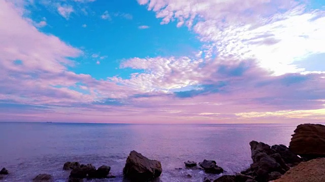 海上多云的日落天空。视频素材