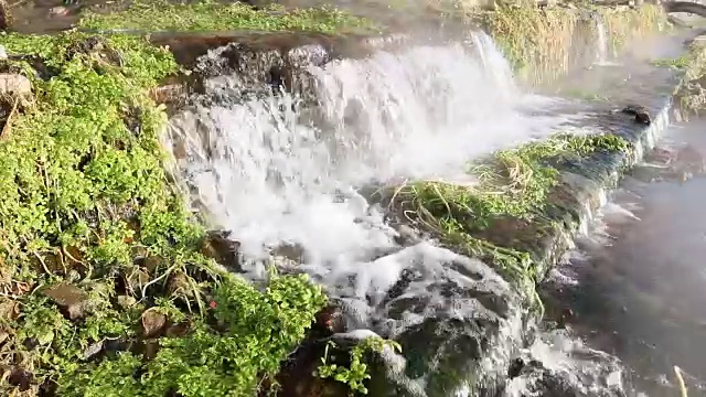 美丽的小瀑布纯净的淡水。视频素材