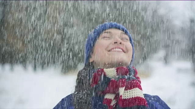 年轻快乐的女人正在抛雪视频素材