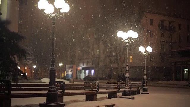 路灯在雪夜里视频素材