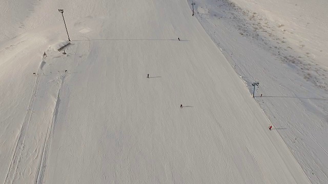 滑雪场和跑步滑雪缆车。视频素材