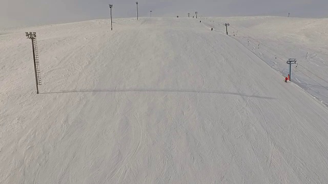 滑雪场和跑步滑雪缆车。视频素材