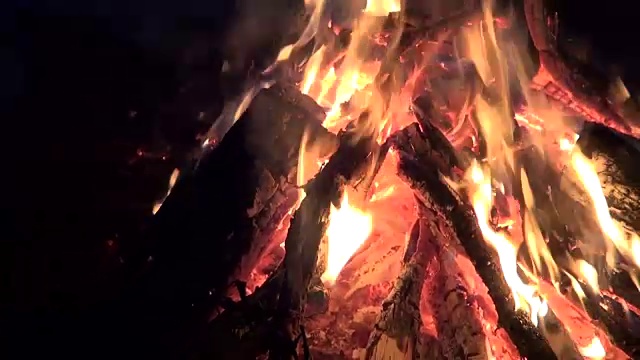 篝火在夜晚的深雪中燃烧视频素材