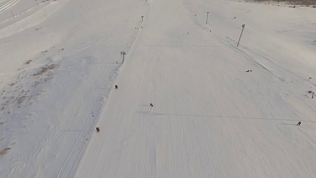 滑雪场和跑步滑雪缆车。视频素材