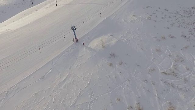 滑雪场和跑步滑雪缆车。视频素材