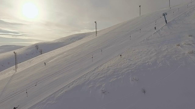 滑雪场和跑步滑雪缆车。视频素材