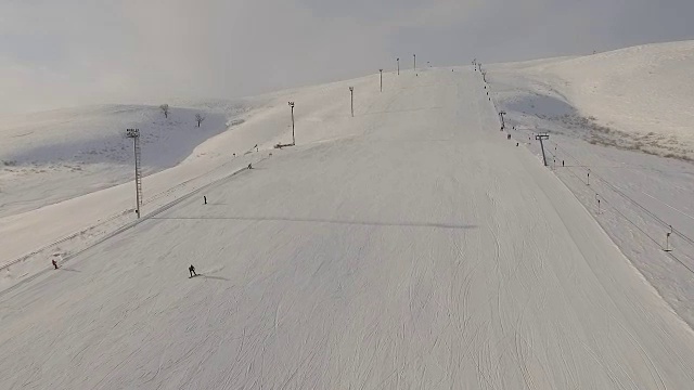 滑雪场和跑步滑雪缆车。视频素材