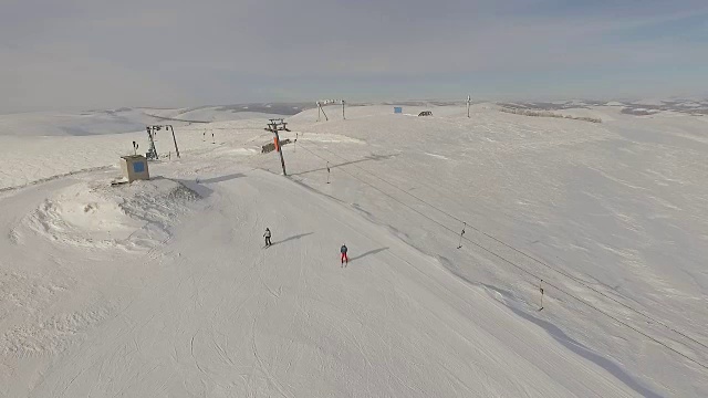 滑雪场和跑步滑雪缆车。视频素材