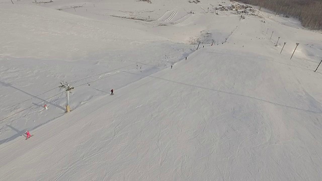 滑雪场和跑步滑雪缆车。视频素材