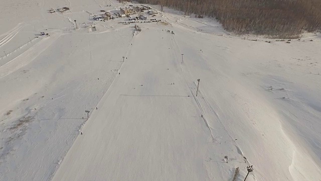 滑雪场和跑步滑雪缆车。视频素材