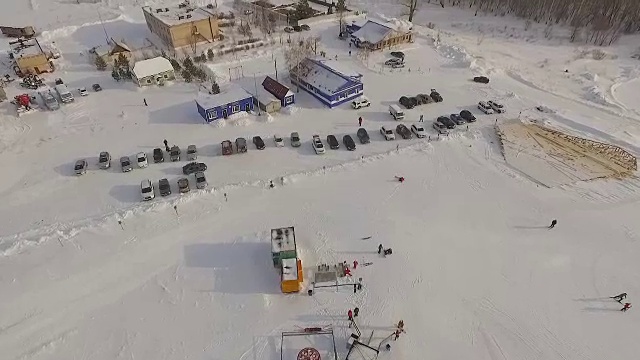 滑雪场和跑步滑雪缆车。视频素材