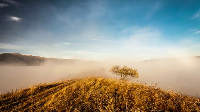 雾蒙蒙的山地景观。视频素材