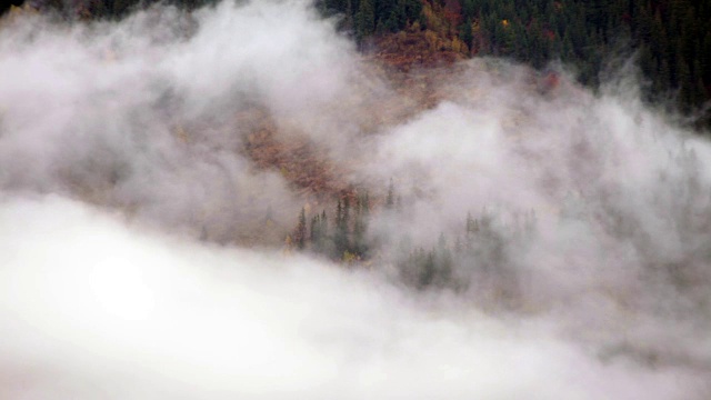 雾蒙蒙的山地景观。视频素材