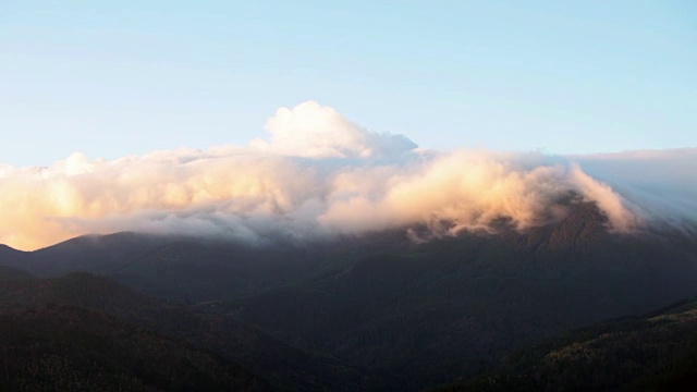 雾蒙蒙的山地景观。视频素材