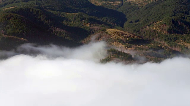 雾蒙蒙的山地景观。视频素材