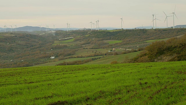 乡村景观与风力涡轮机视频素材