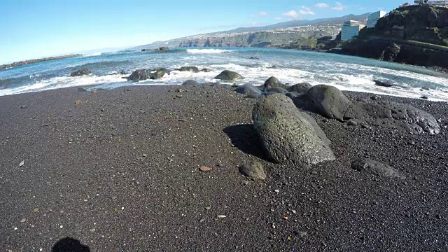 黑色沙滩上的海浪和熔岩，时间流逝视频素材