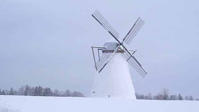 古老的风车覆盖着白雪视频素材