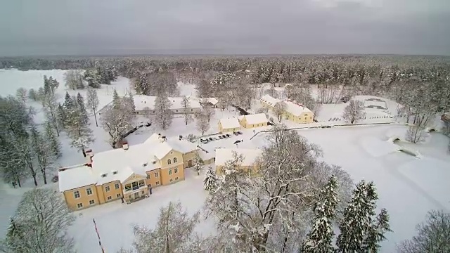 白雪覆盖的维胡拉庄园鸟瞰图视频素材