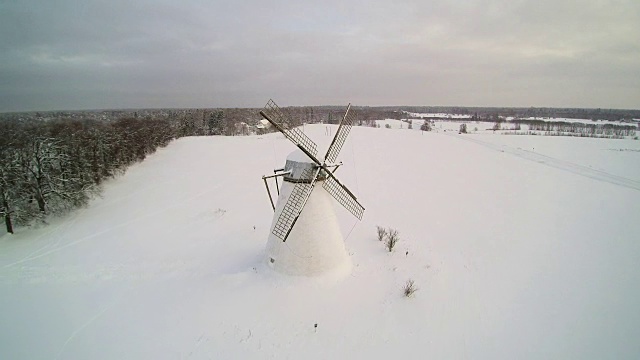 被雪覆盖的地面鸟瞰图视频素材