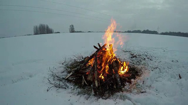 篝火篝火在深雪中燃烧，时间流逝视频素材