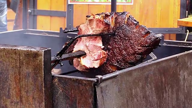 用烤肉叉叉在炭火和火上烹饪:烤肉架视频素材