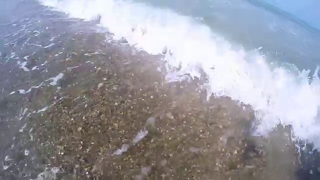 海浪泡沫上的热带海滩的沙子特写慢镜头视频素材