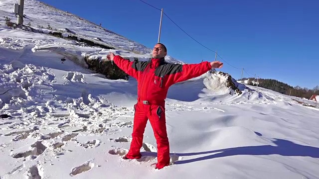 慢镜头:年轻人在堆雪天使视频素材