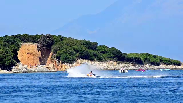 水上摩托艇上的人在海水上驾驶危险的汽车。在水上摩托上玩得很开心的人。视频素材